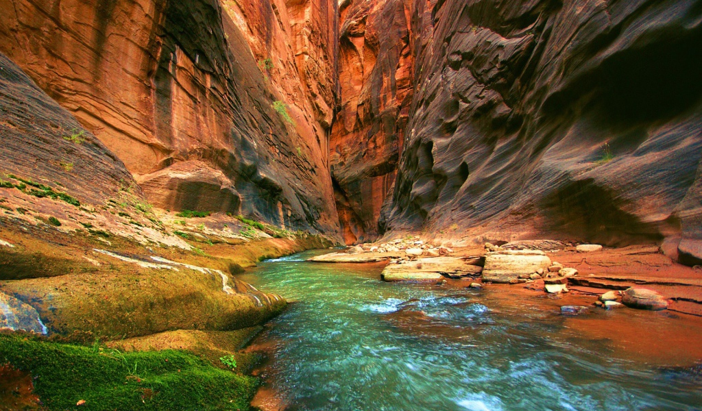 Река течет по ущелью