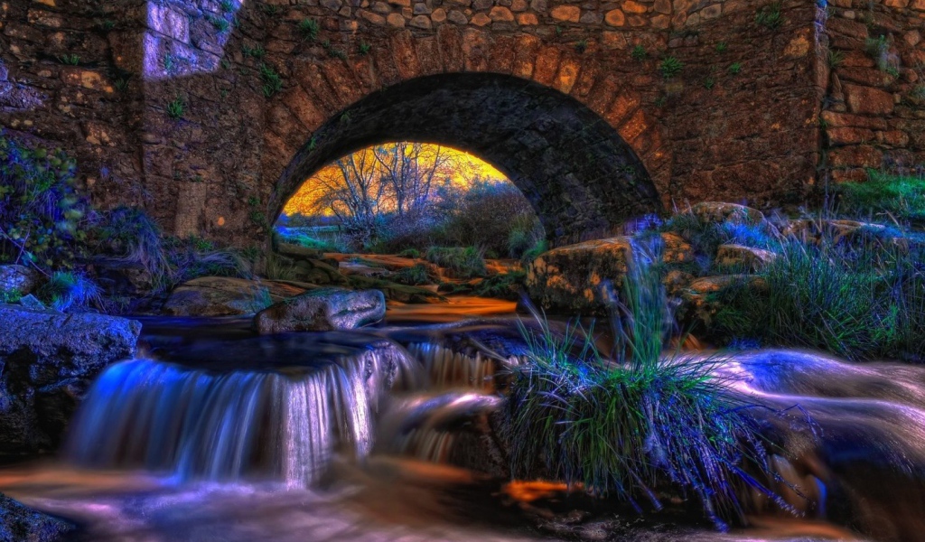 Река под аркой