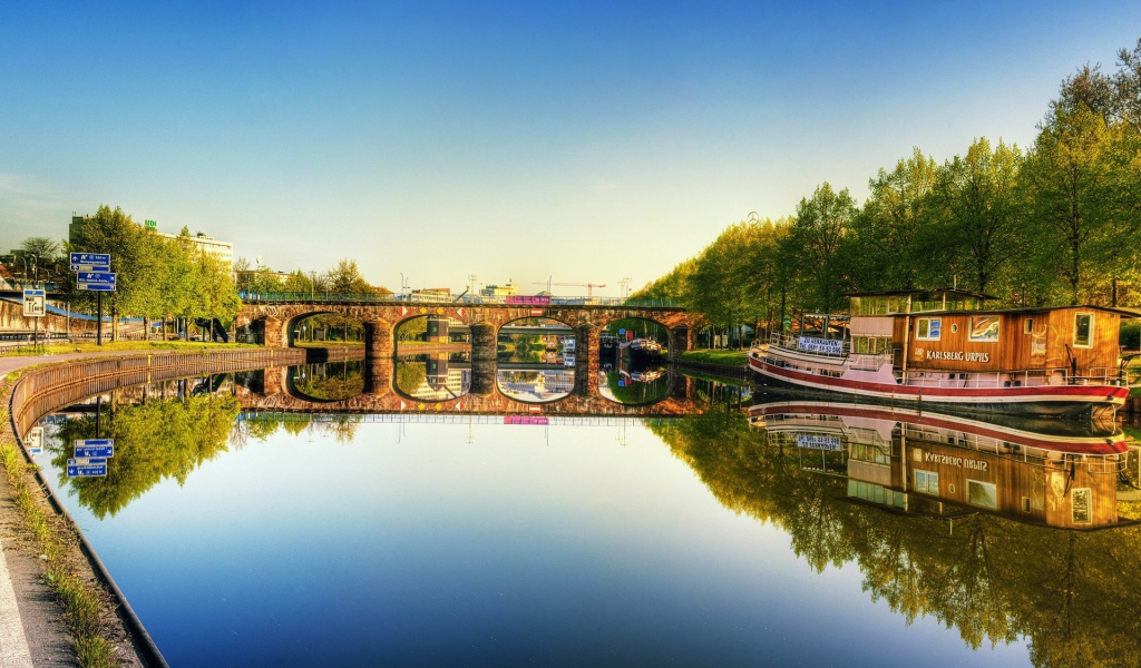 Катер плывет по реке