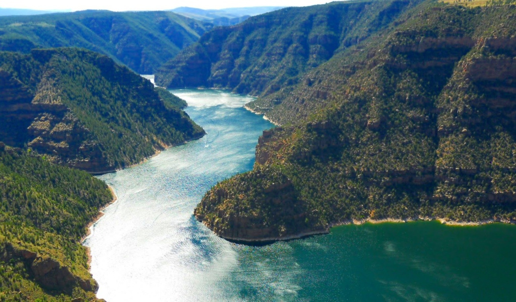 Река в зеленом каньоне