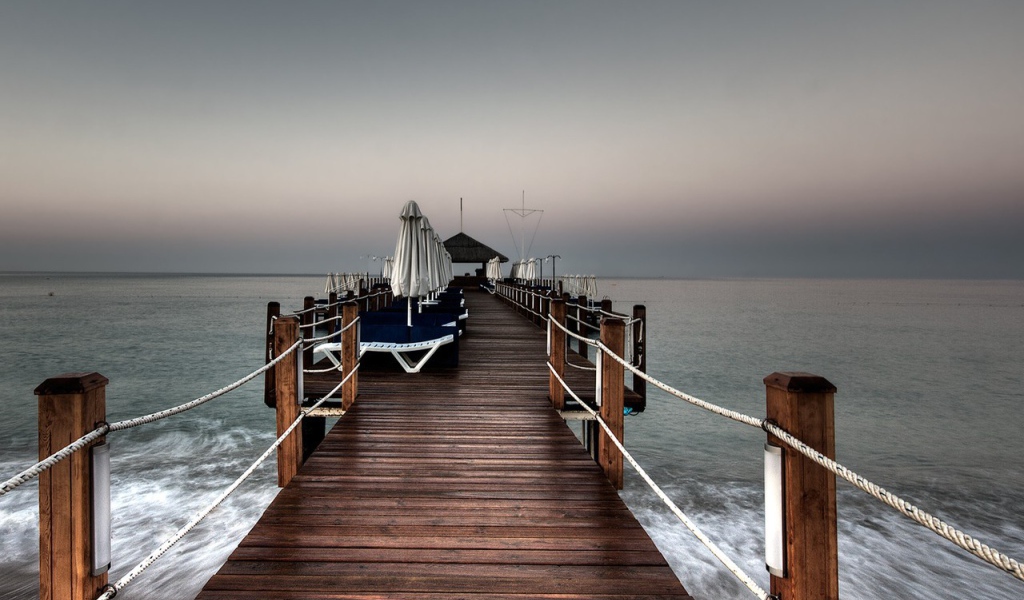 Деревянный мостик в море для отдыха