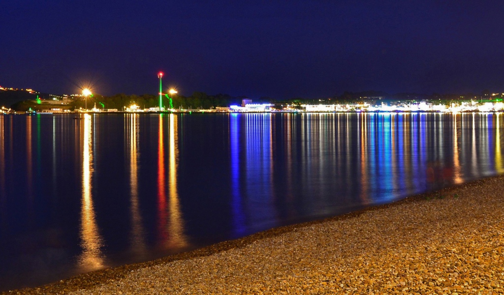 Вид на город через залив ночью
