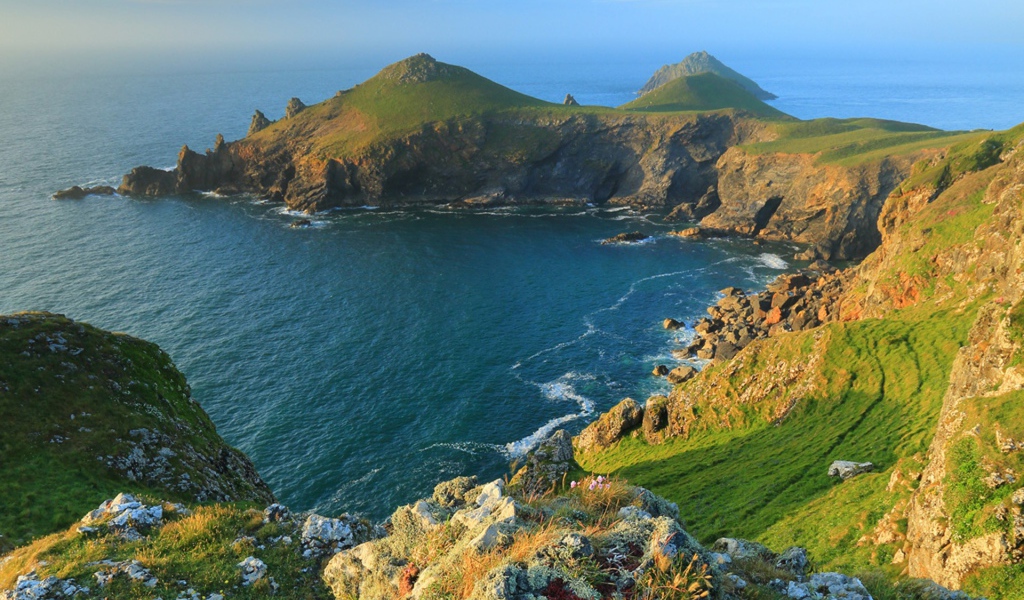 Зеленый мыс и туманная даль моря