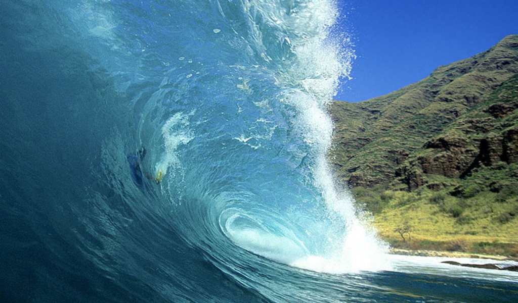 Человек в волне