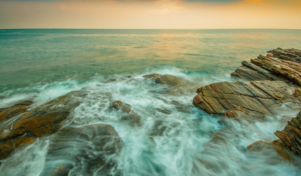 Морские волны на камнях