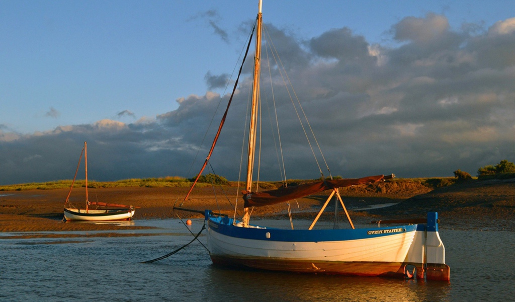 Парусная лодка стоит у берега