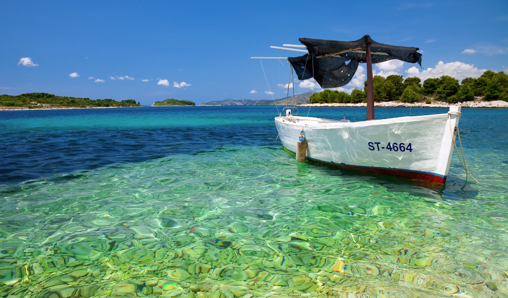 Лодка в прозрачной воде