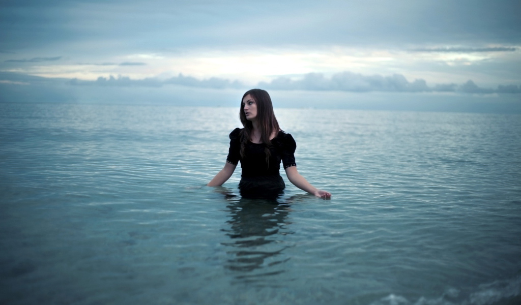 Девушка выходит из моря