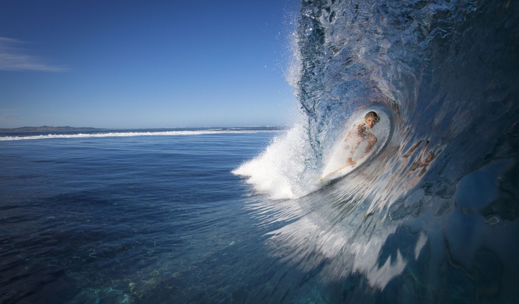 Девушка в волне