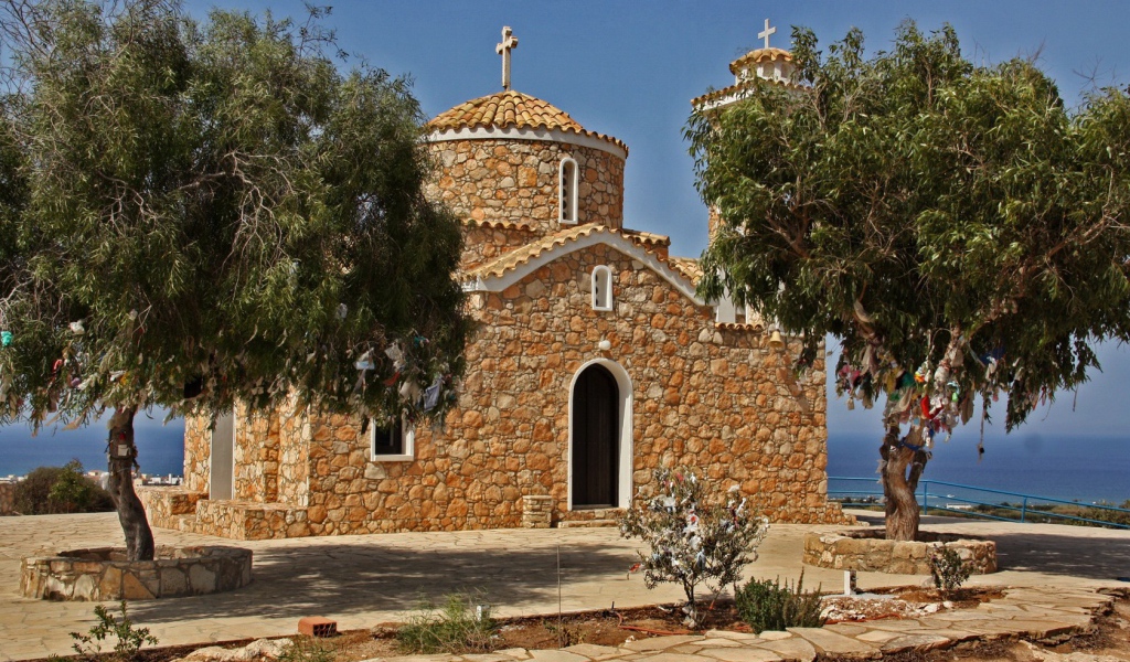 Религиозный храм у моря