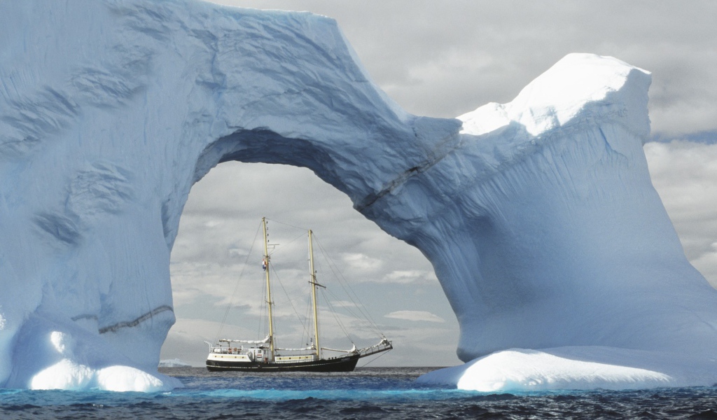 Корабль в Антарктиде