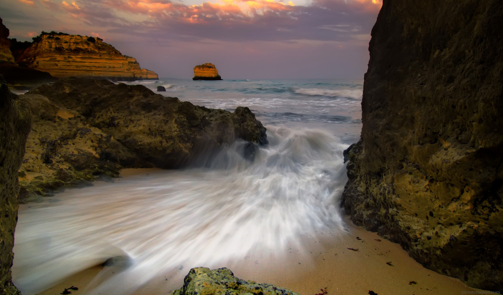 Брызги волны на песке