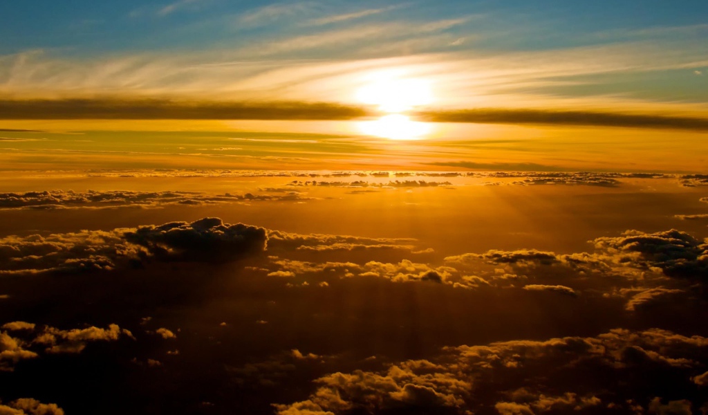 Золотой закат над облаками