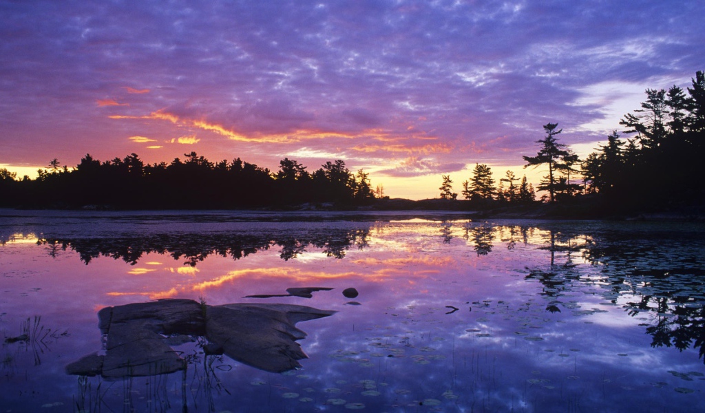 Сиреневый закат над озером