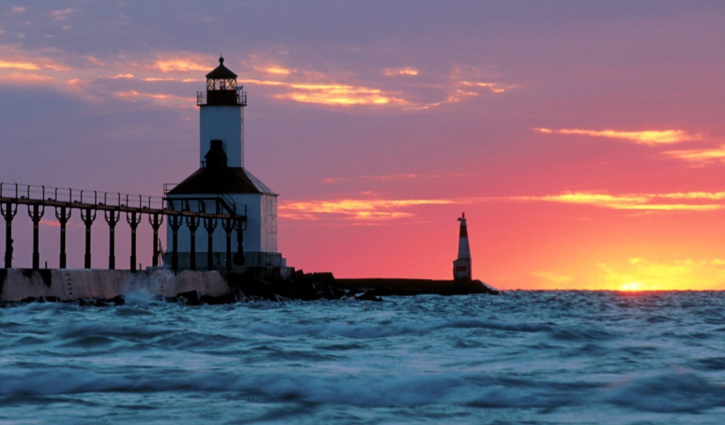 Розовый закат у маяка