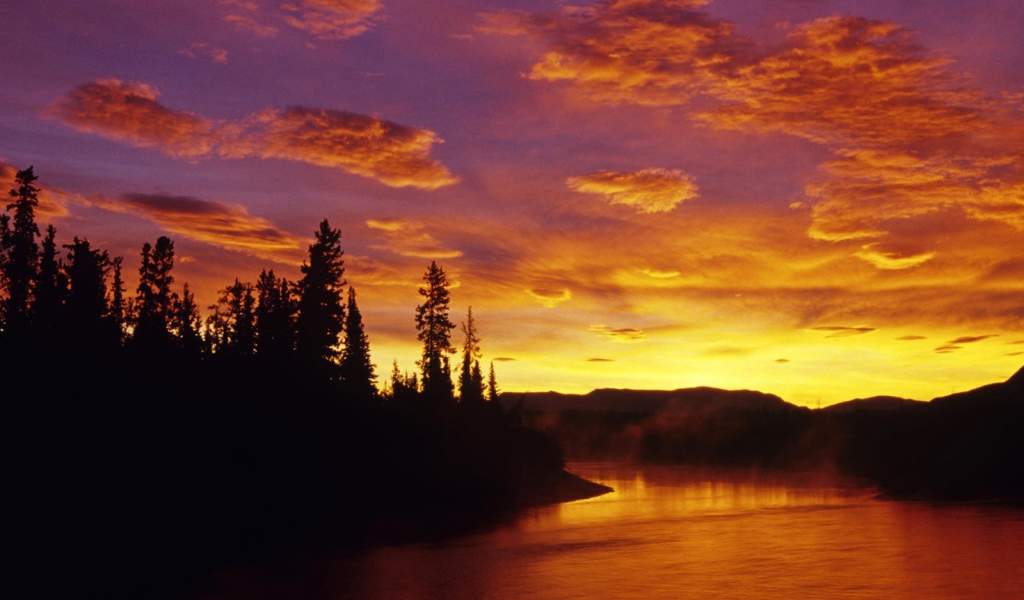 Красный закат на реке