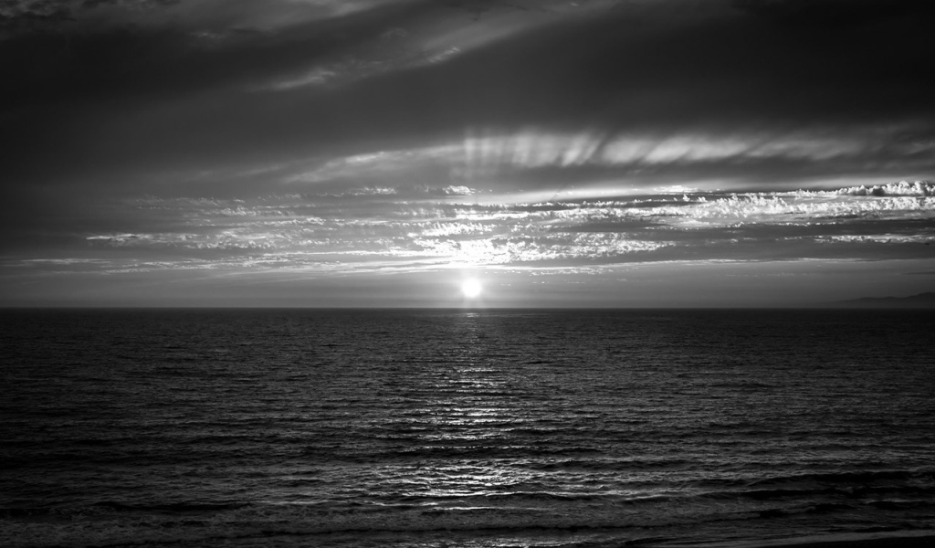 Черно-белый снимок заката
