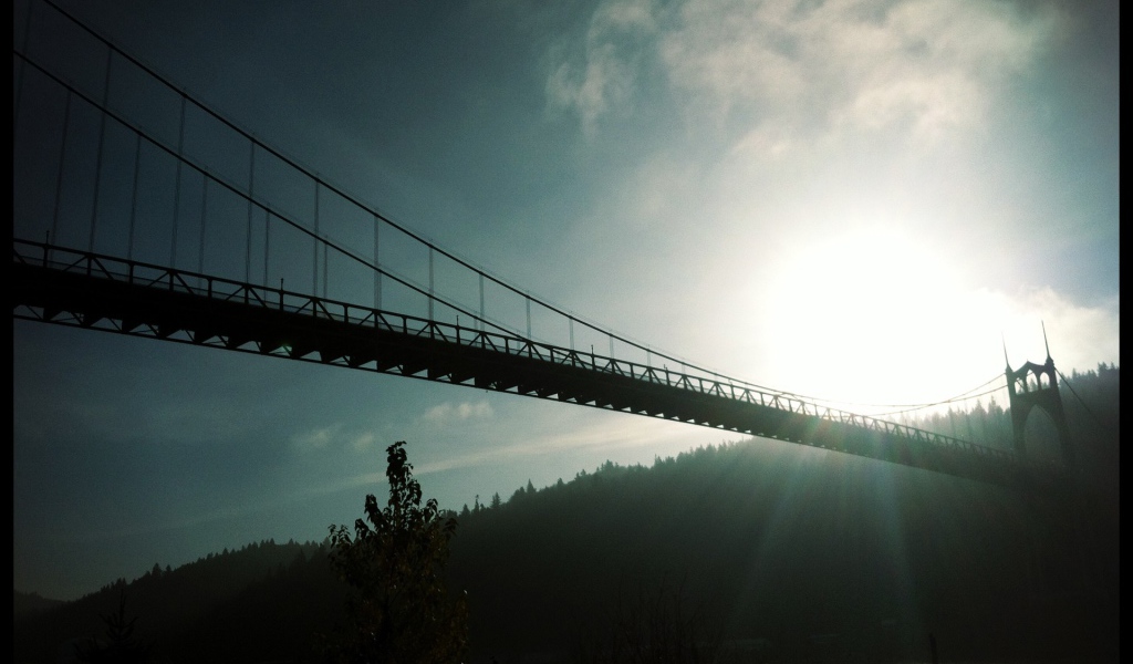 Закат у подвесного моста