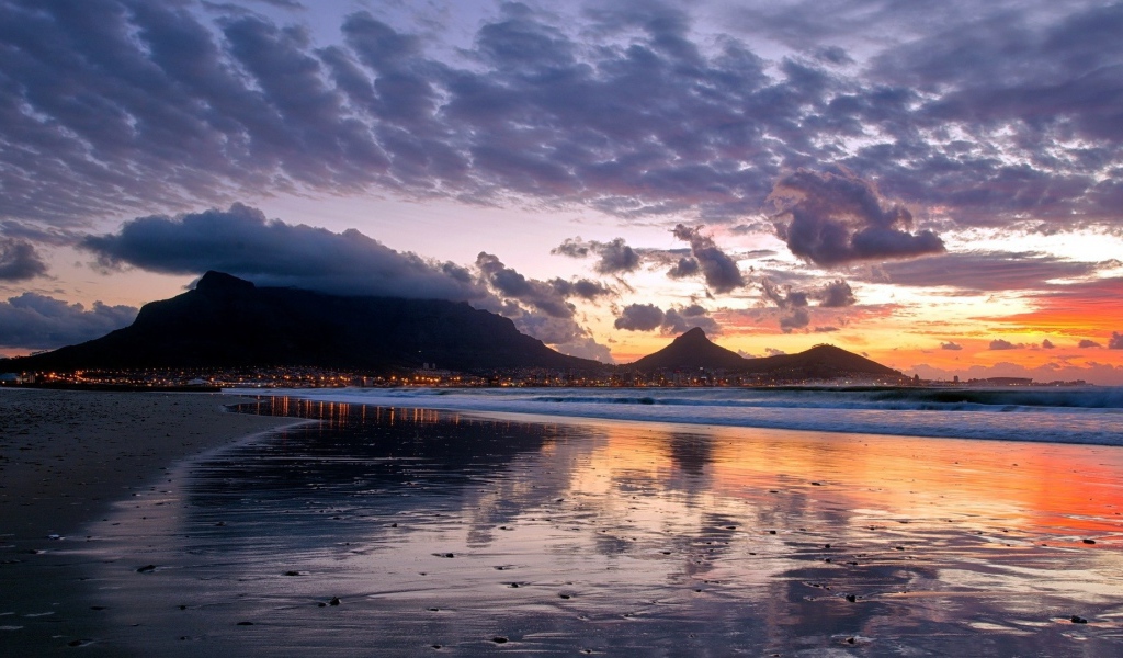 Закат на пляже над горами