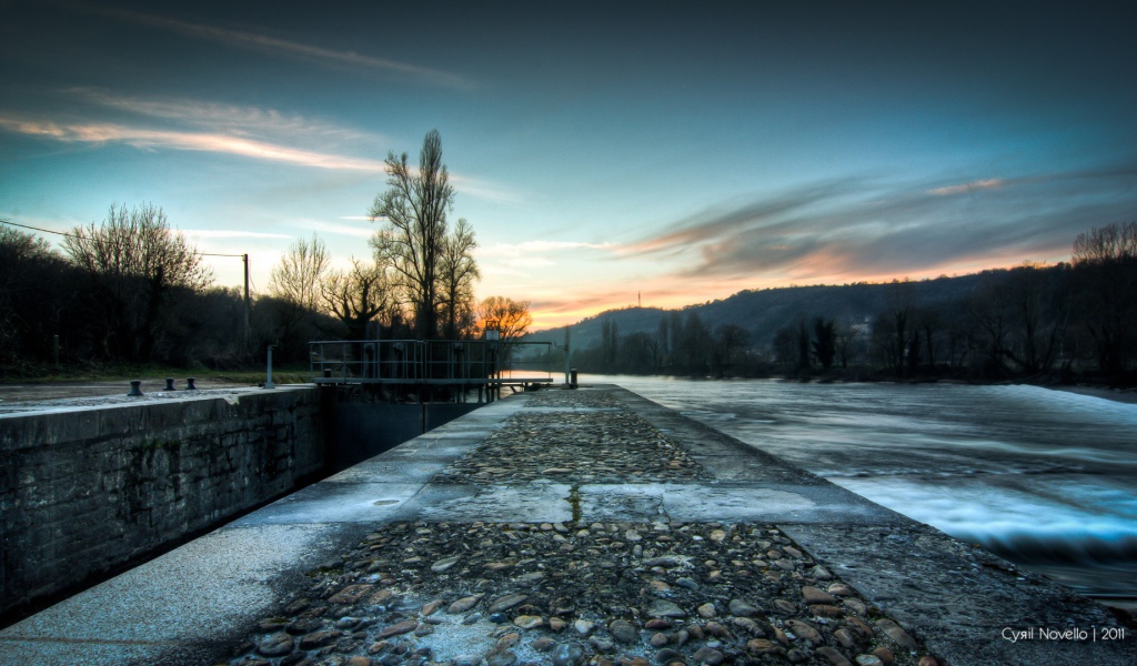 Закат на реке