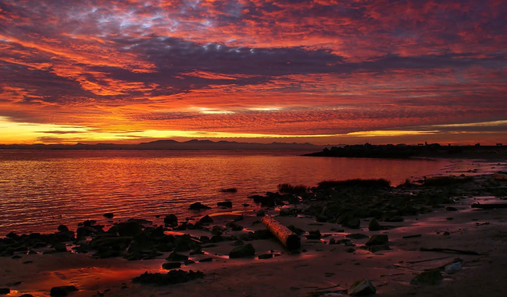 Закат на диком пляже