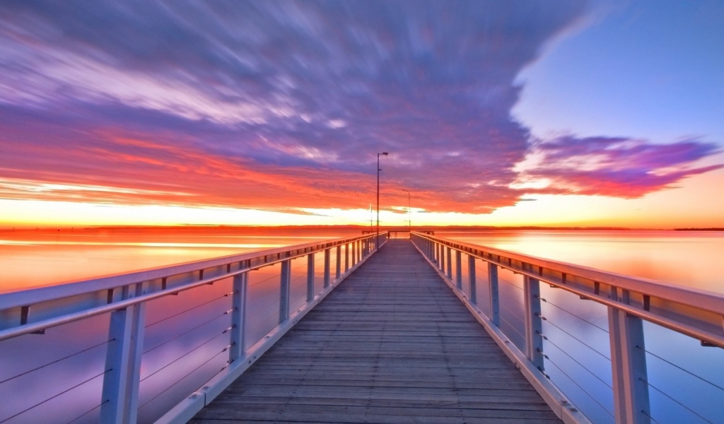 Закат над причалом