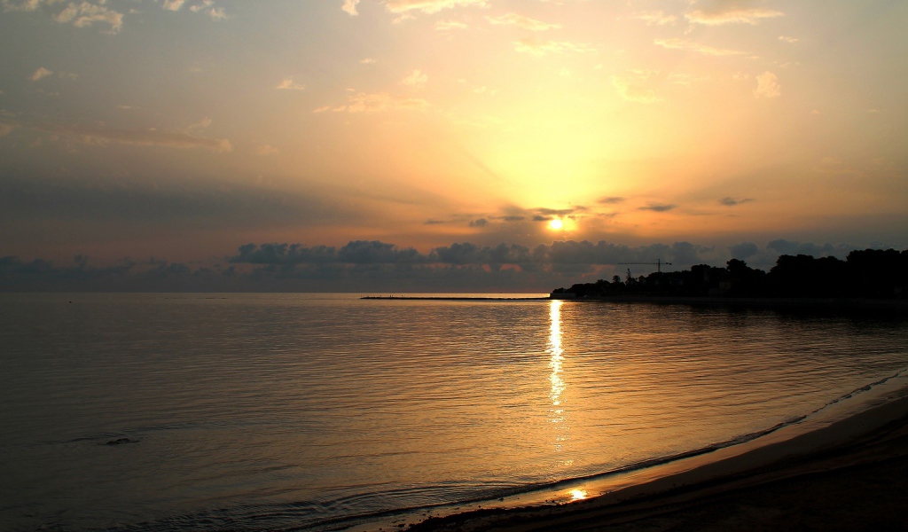 Закат над спокойным морем