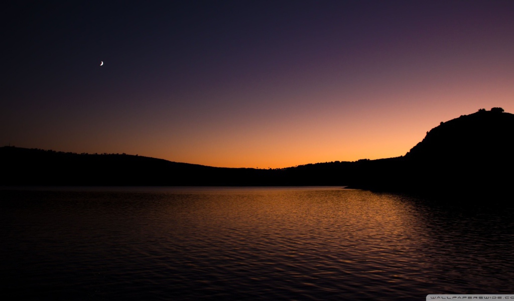 Закат с Луной на небе