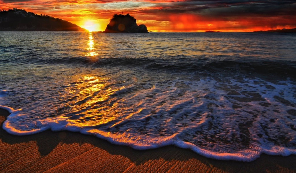 Пена волн на закате