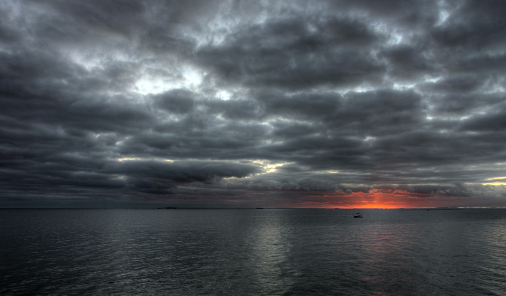 Лучи солнца на облачном небе