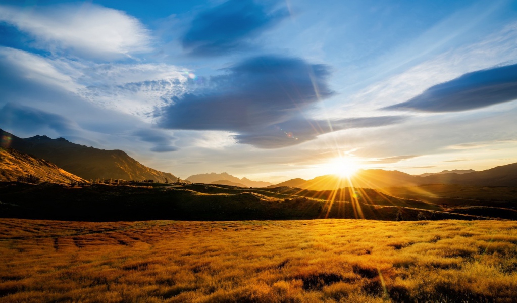 Солнце заходит за гору