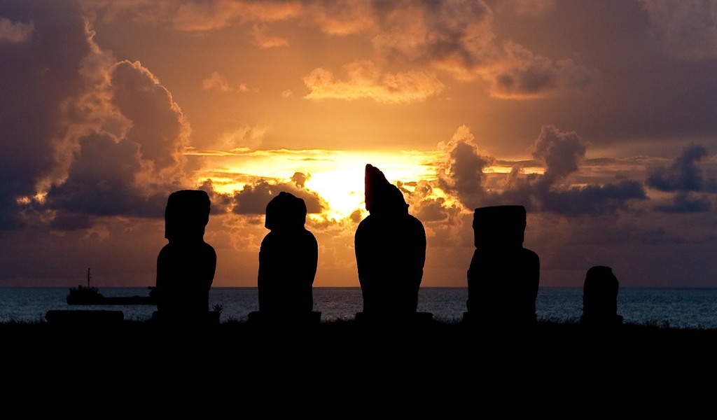 Силуэты статуй на закате