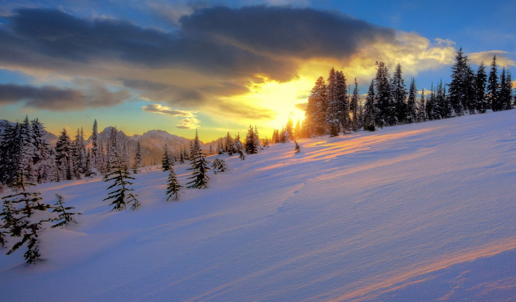 Закат на склоне горы