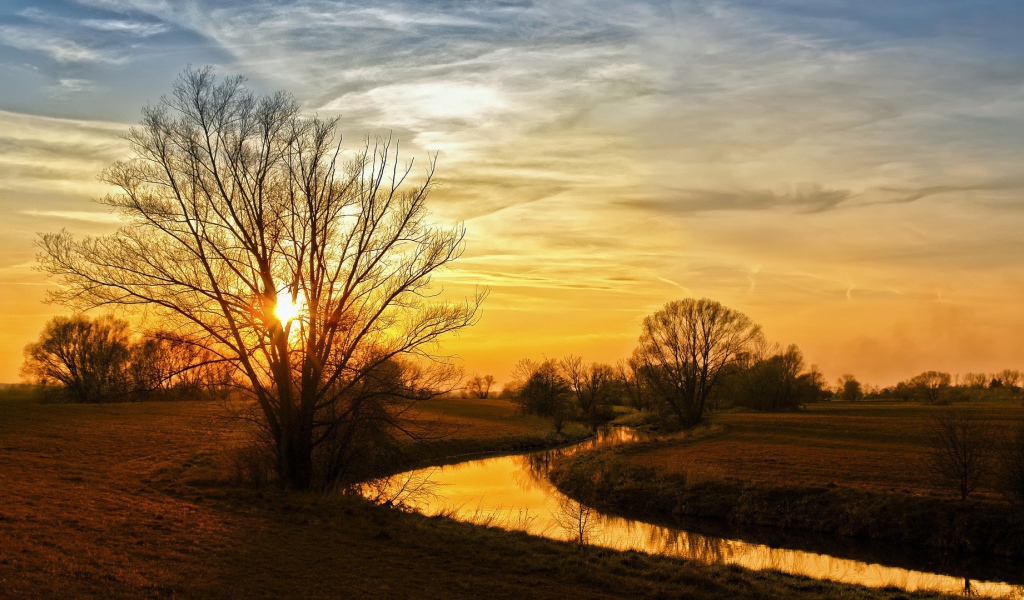 Закат над полем и рекой