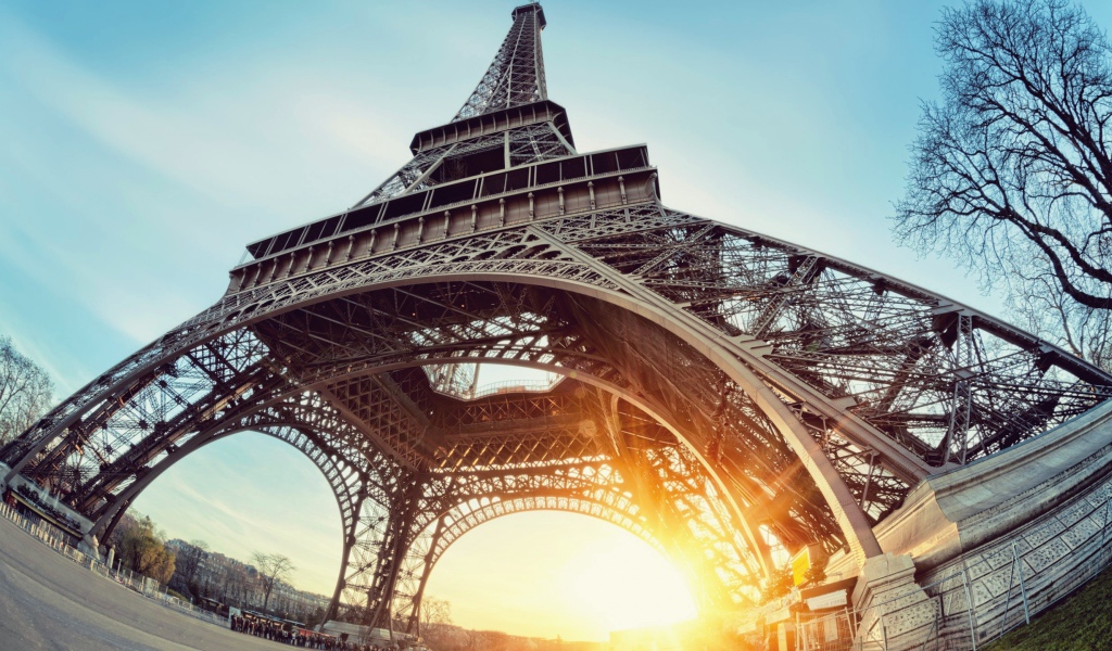 Закат под эйфелевой башней
