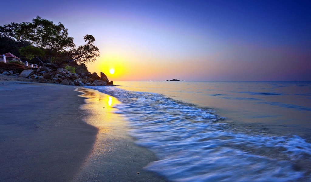 Желтый закат на пляже