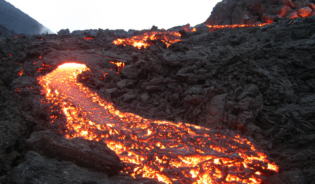 Потоки лавы от вулкана