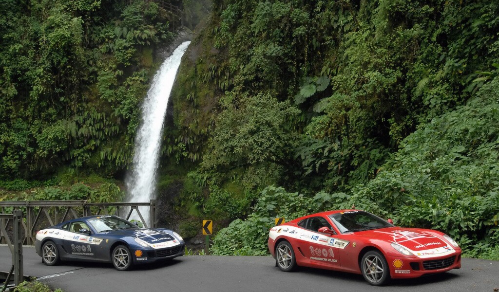 Автомобили у водопада