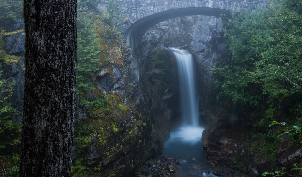 Водопад среди гор