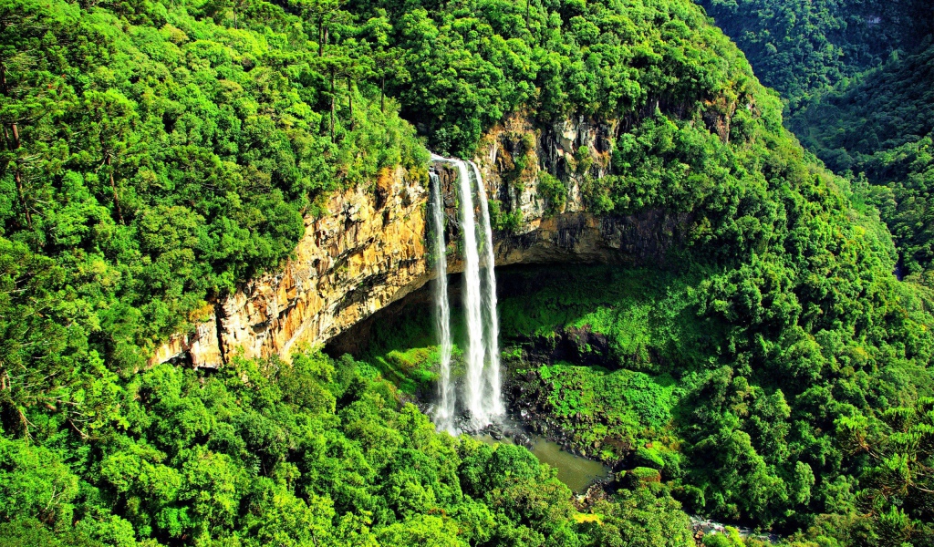 Водопад в горах