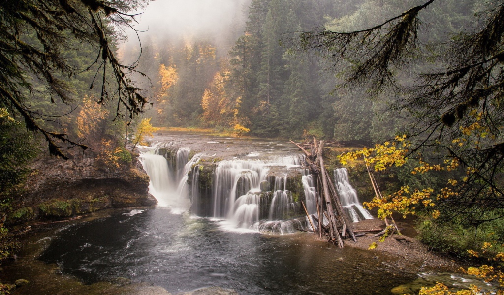 Пейзаж с водопадом на реке