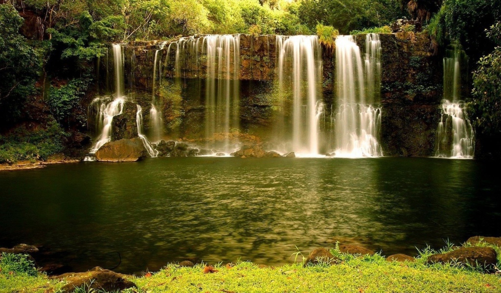 Золотисто зеленый водопад