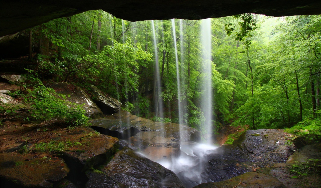 Вид на водопад из пещеры