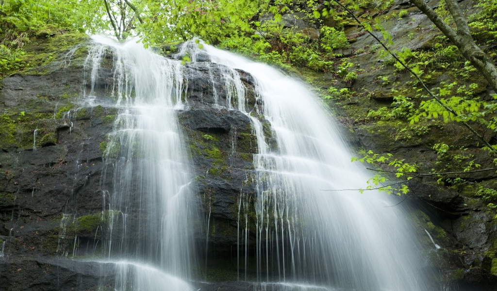 Каскадный водопад в Японии