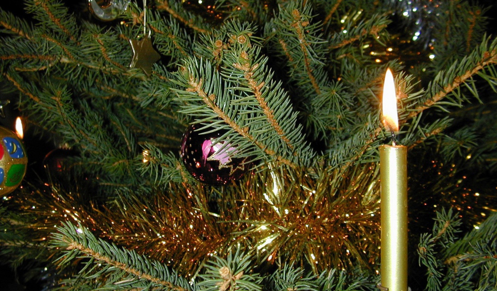 Новогодняя елка и горящая свеча