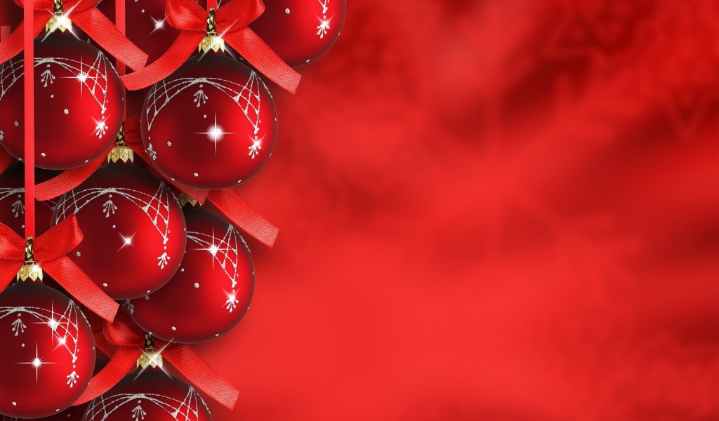 Красивые ёлочные игрушки на красном фоне