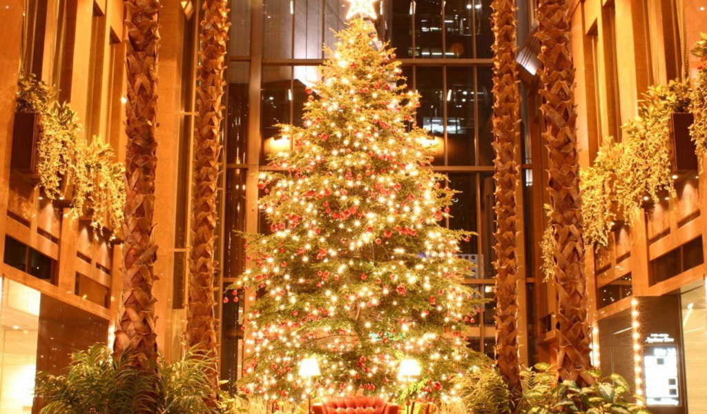 Красивая елка к Новому Году лошади