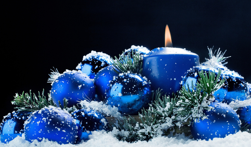 Синие елочные игрушки в снегу