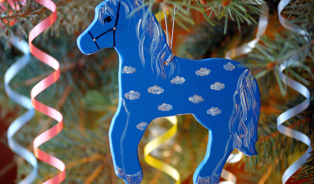 Синяя деревянная лошадь