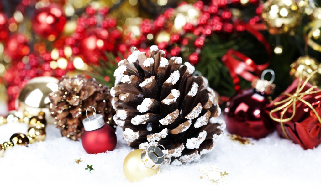 Шишка и игрушки на снегу